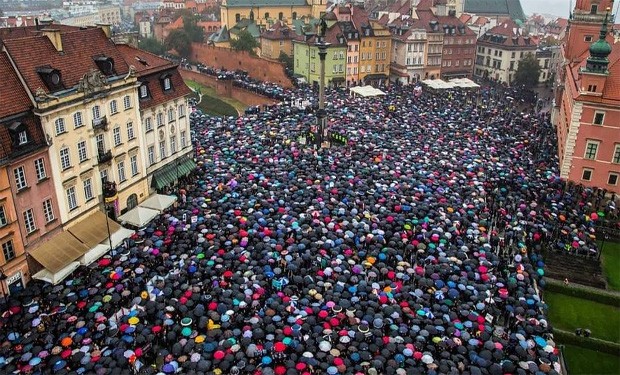 Polonia: i medici le rifiutano l'aborto, la paziente muore per setticemia. Proteste in 80 città del Paese